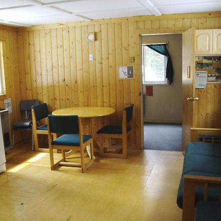 Hi Mosquito Creek - Wilderness Hostel レイク・ルイーズ エクステリア 写真