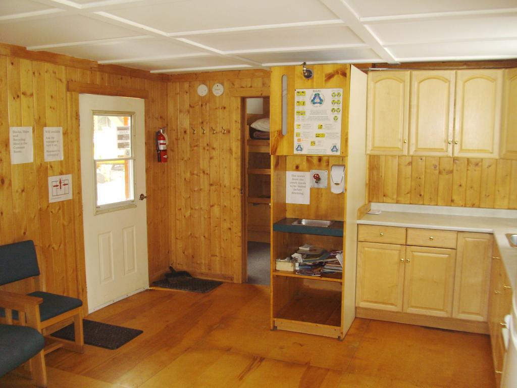 Hi Mosquito Creek - Wilderness Hostel レイク・ルイーズ エクステリア 写真