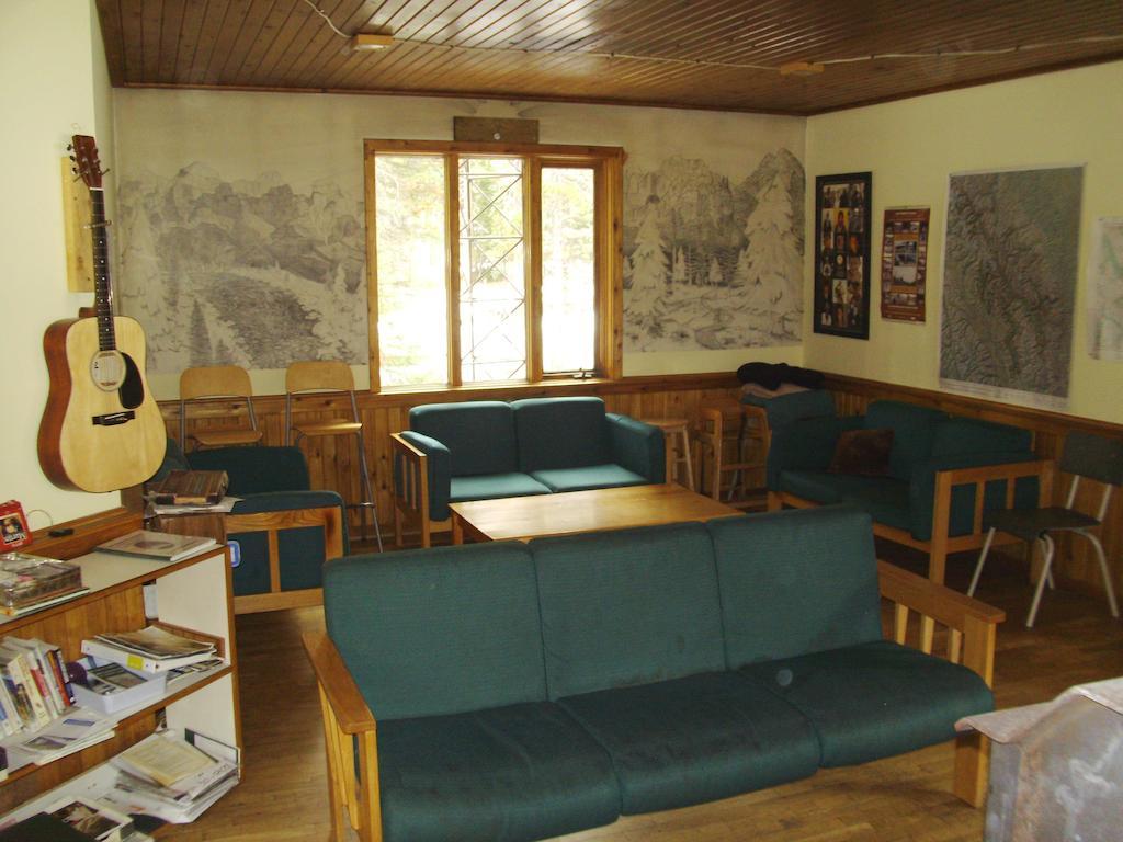 Hi Mosquito Creek - Wilderness Hostel レイク・ルイーズ エクステリア 写真